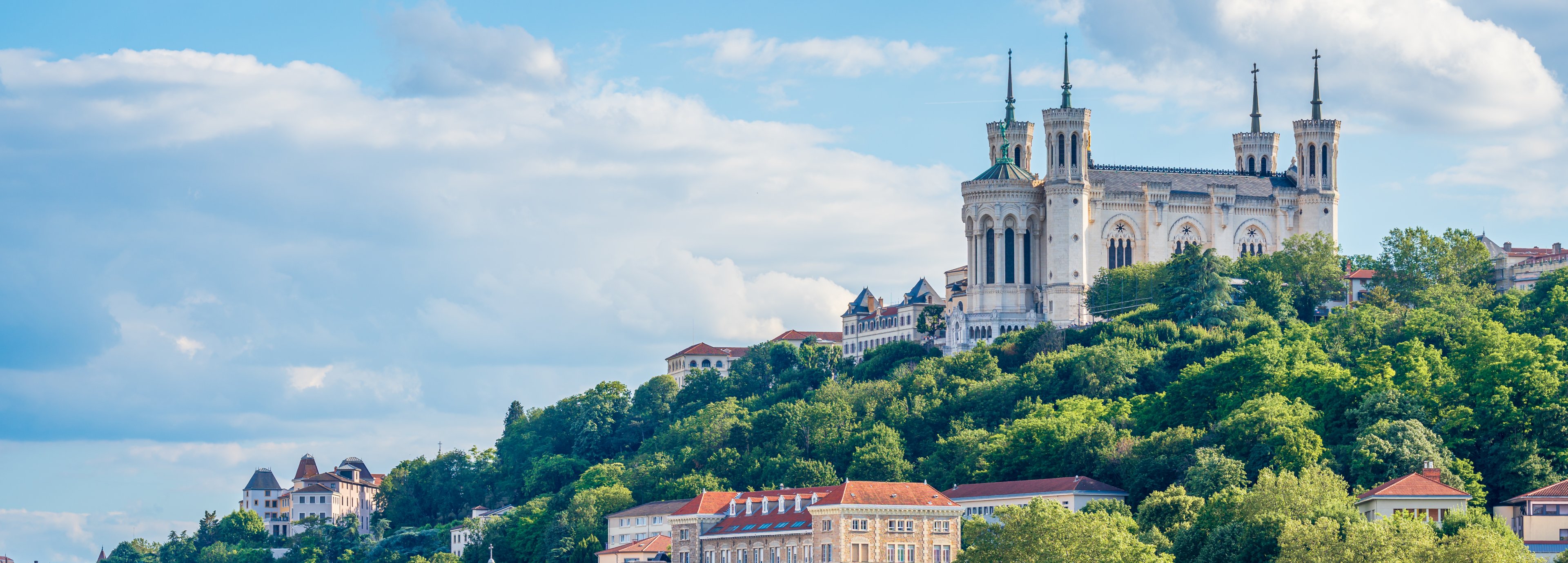 Lyon pogled na baziliku Notre-Dame de Fourvière_3840X1380