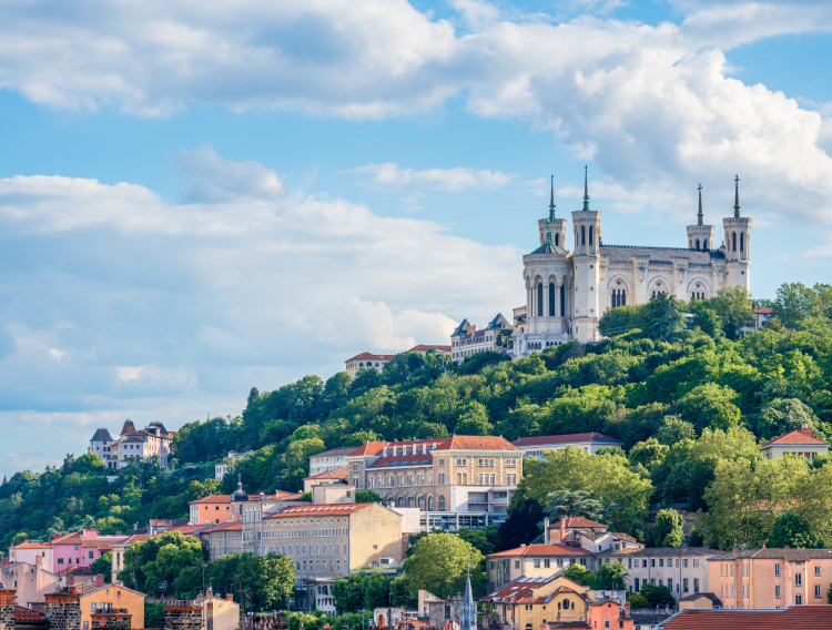 Lyon pogled na baziliku Notre-Dame de Fourvière_750X568