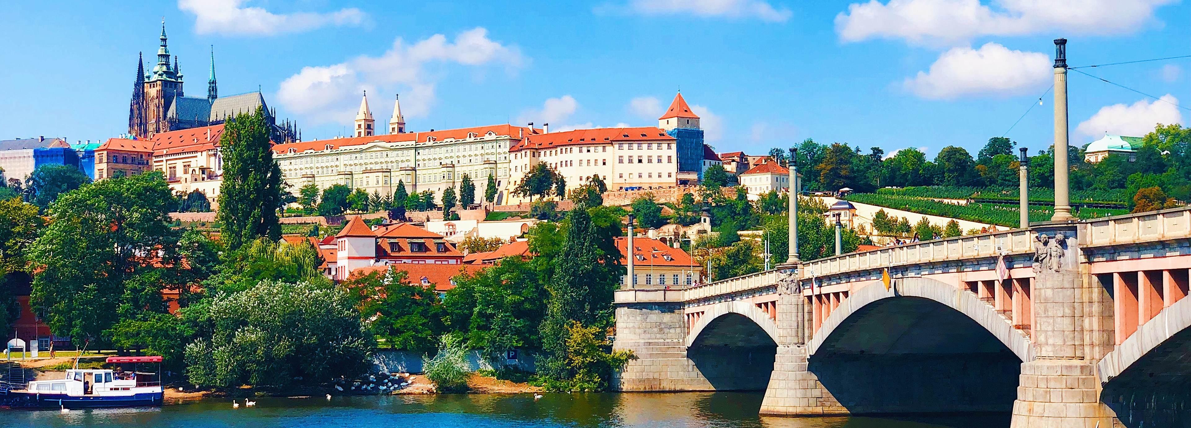 Prag pogled na Praški dvorac i most na rijeci Vltavi_3840X1380