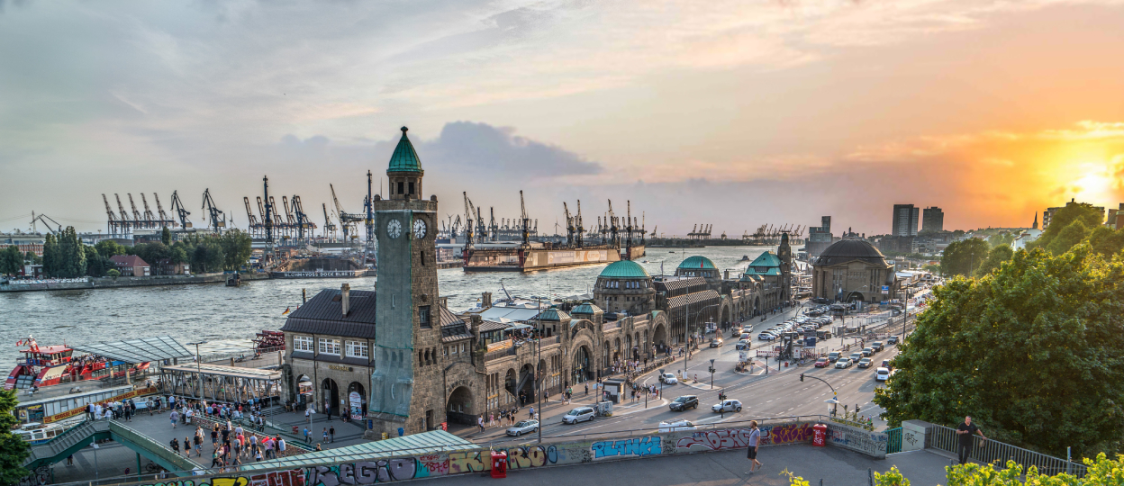 Hamburg pogled na pristanište St. Pauli (Landungsbrücken) u hamburškoj luci_1248X540