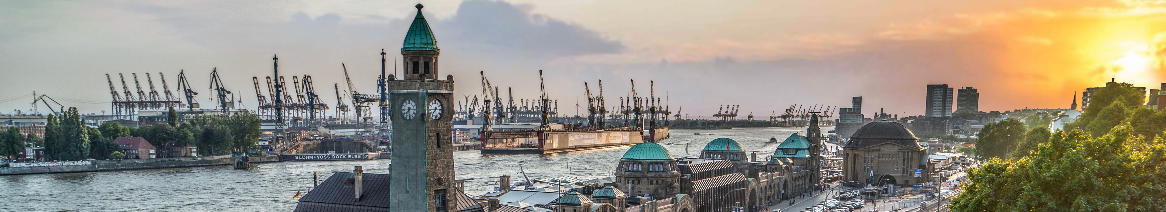 Hamburg pogled na pristanište St. Pauli (Landungsbrücken) u hamburškoj luci_3840X700