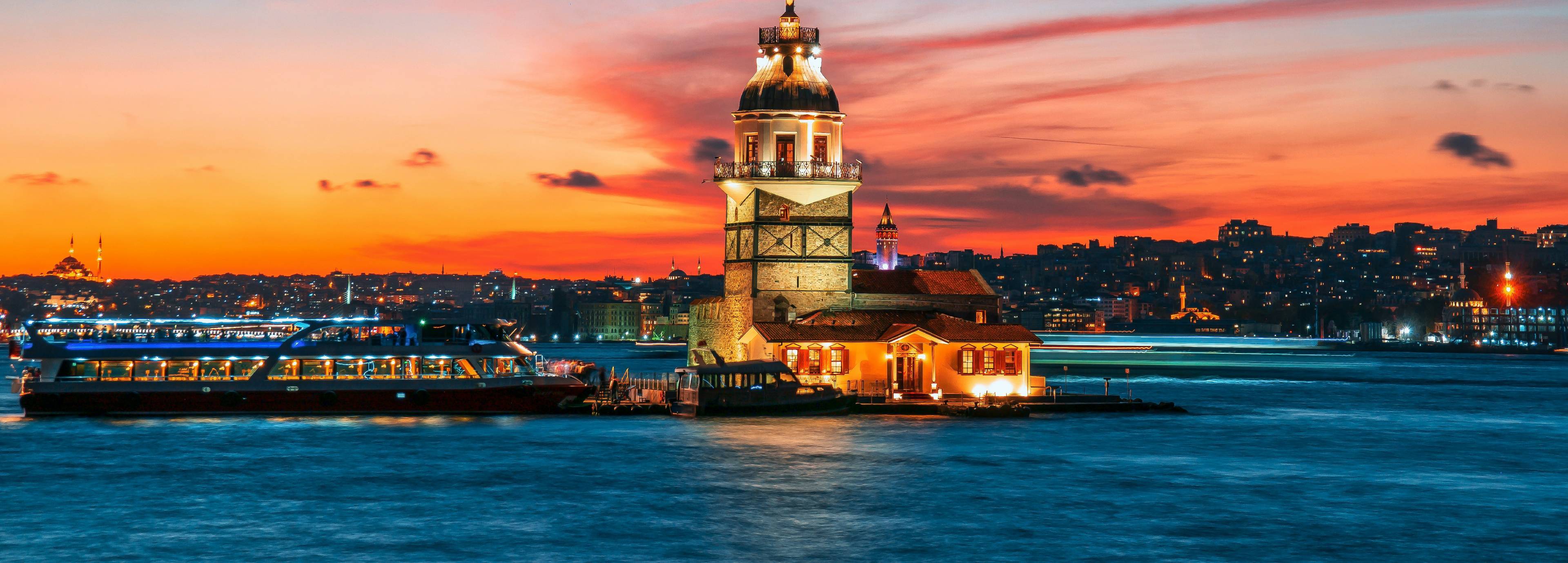 Istanbul Djevojačka kula (Leanderova kula) u zalazak sunca_3840x1380