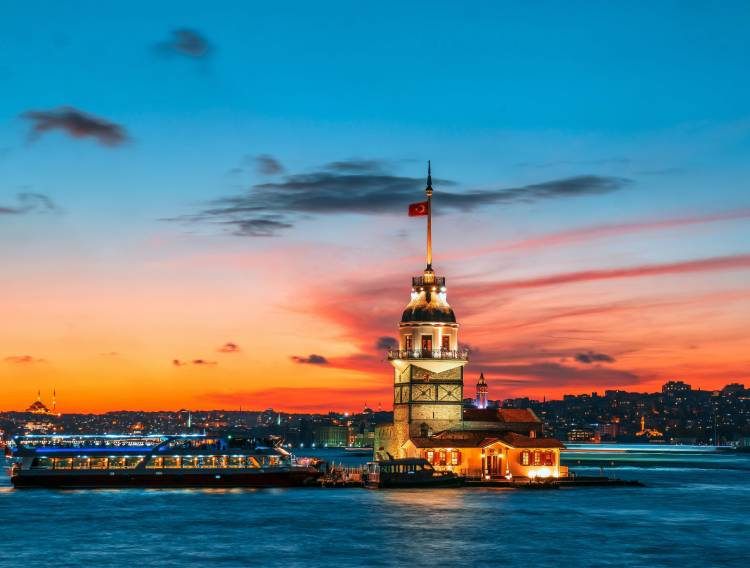 Istanbul Djevojačka kula (Leanderova kula) u zalazak sunca_750X568