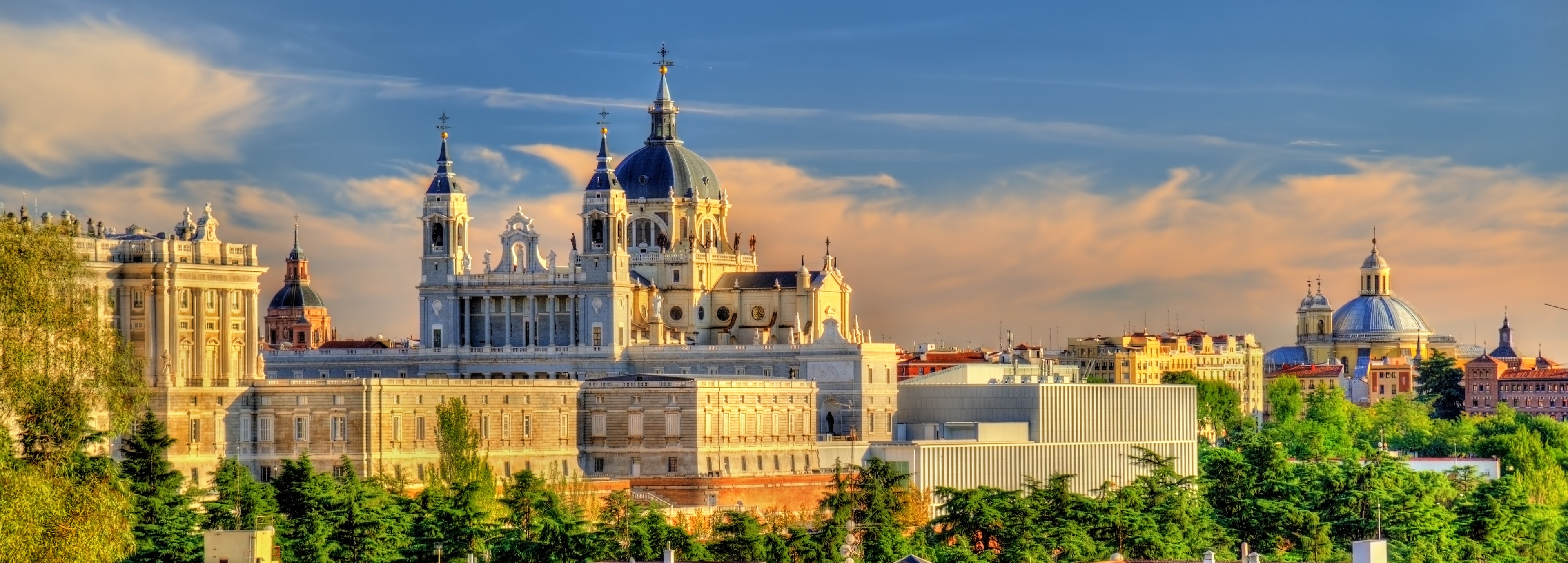 Madrid pogled na katedralu Almudena i kraljevsku palaču