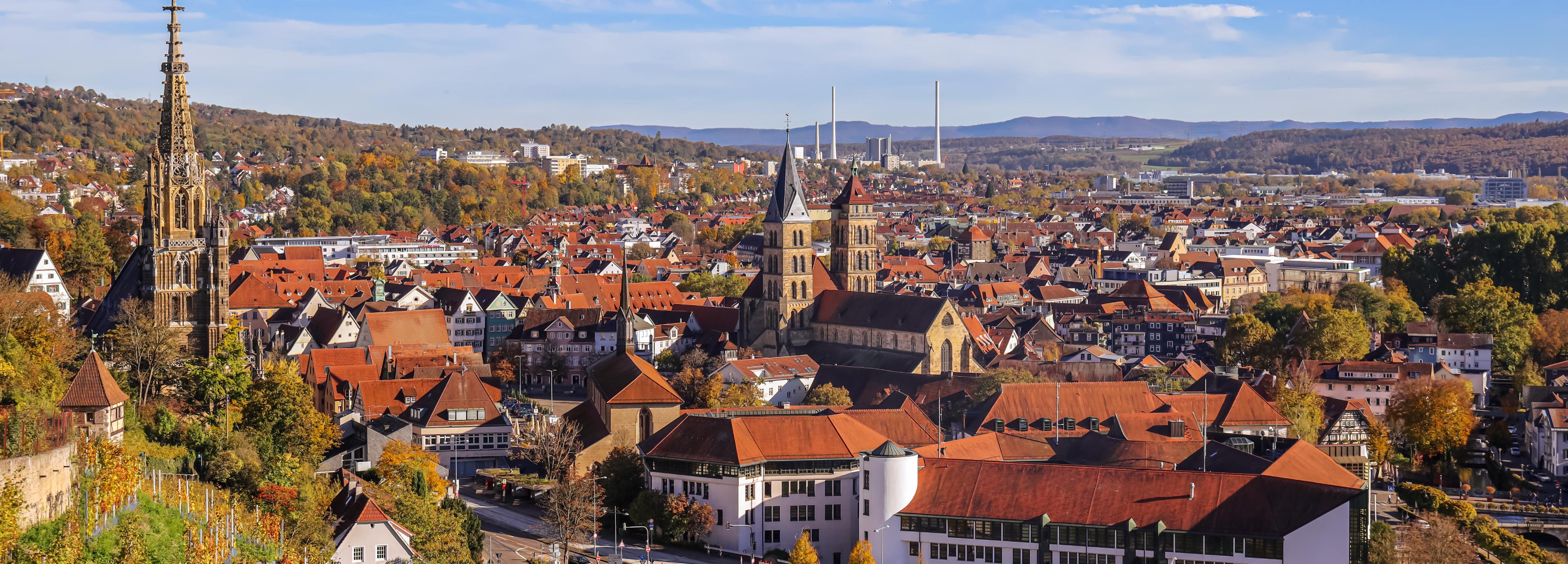 Stuttgart_Esslingen am Neckar grad pokraj Stuttgarta_3840X1380