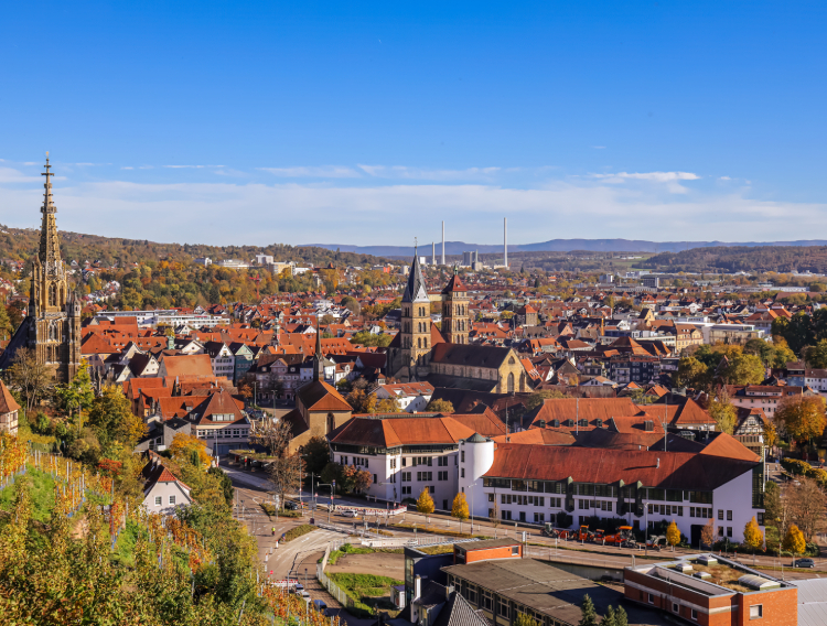 Stuttgart_Esslingen am Neckar grad pokraj Stuttgarta_3840X1380