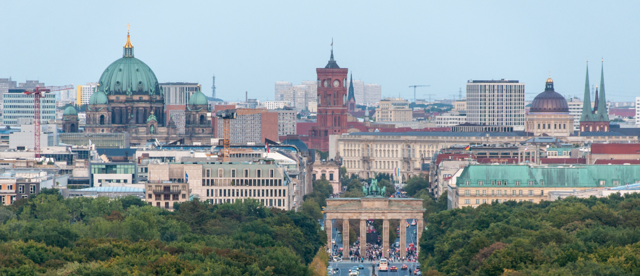 Berlin pogled iz zraka na Berlinsku katedralu i Crvenu gradsku vijećnicu_1248X540
