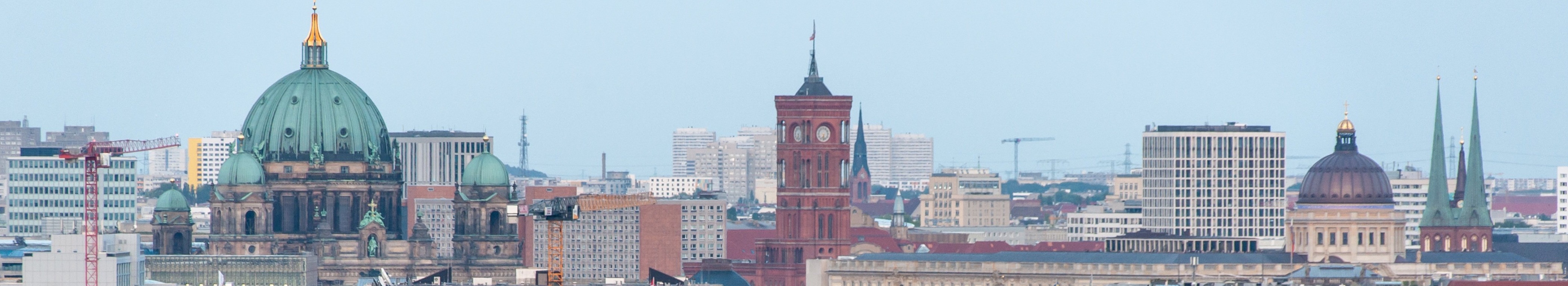 Berlin pogled iz zraka na Berlinsku katedralu i Crvenu gradsku vijećnicu_3840x700