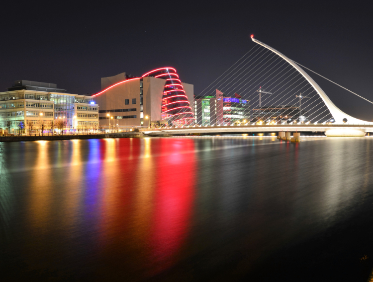 Dublin noćni pogled na most Samuel Becketta i Konvencijski centar na rijeci Liffey_750x568