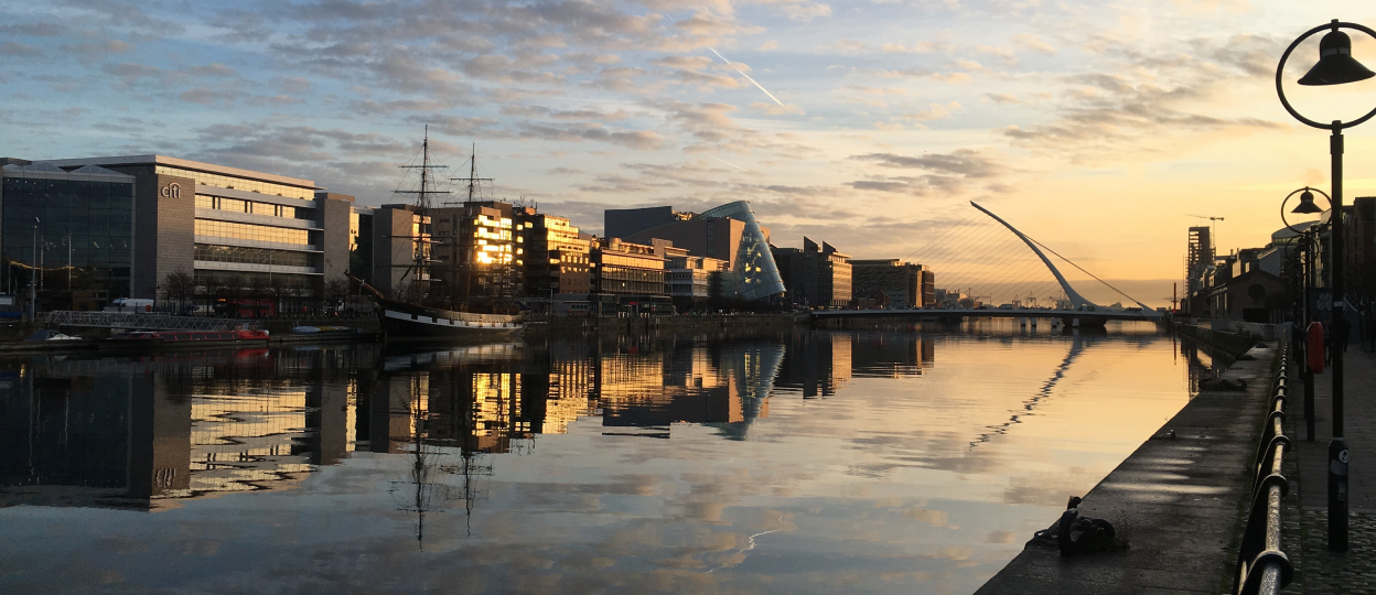 Dublin izlazak sunca s pogledom na rijeku Liffey i Samuel Beckett most_1248x540