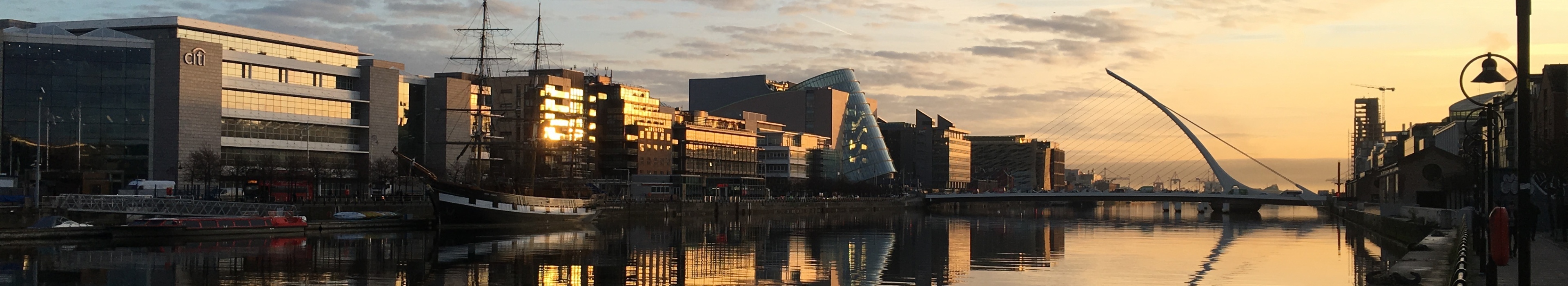 Dublin izlazak sunca s pogledom na rijeku Liffey i Samuel Beckett most_3840x700