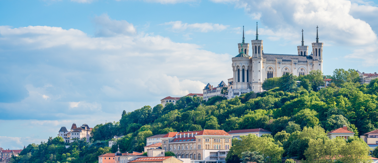 Lyon pogled na baziliku Notre-Dame de Fourvière_1248X540