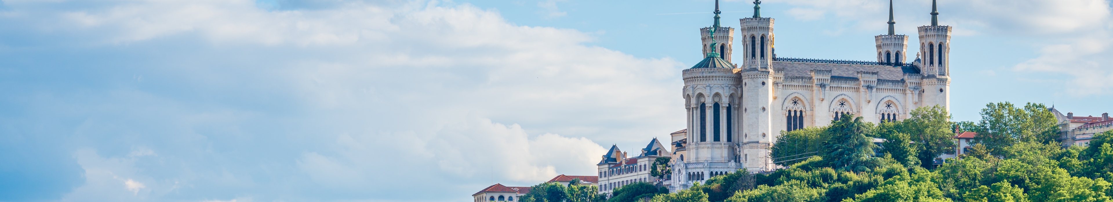 Lyon pogled na baziliku Notre-Dame de Fourvière_3840X700