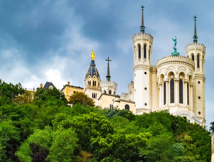 Lyon bazilika Notre-Dame de Fourvière_750X568