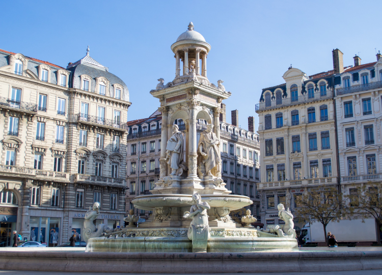 Lyon fontana na trgu Place des Jacobins_750X540