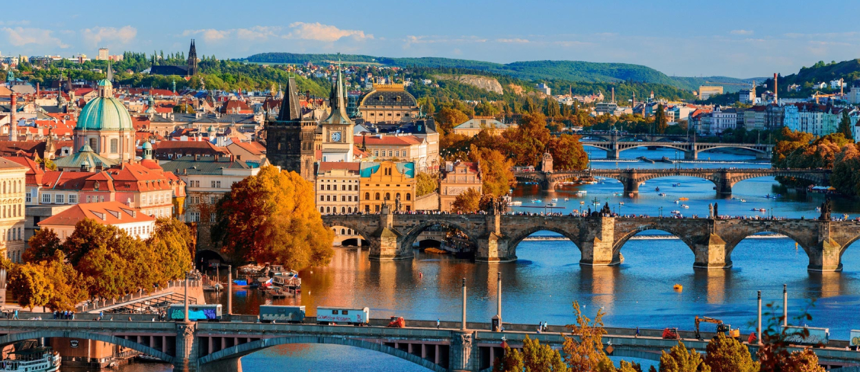 Prag pogled na rijeku Vltavu u praške mostove_1248X540