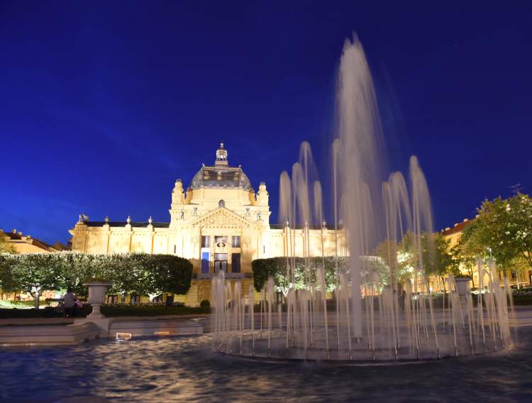 Zagreb_Art pavilion at night_750x568